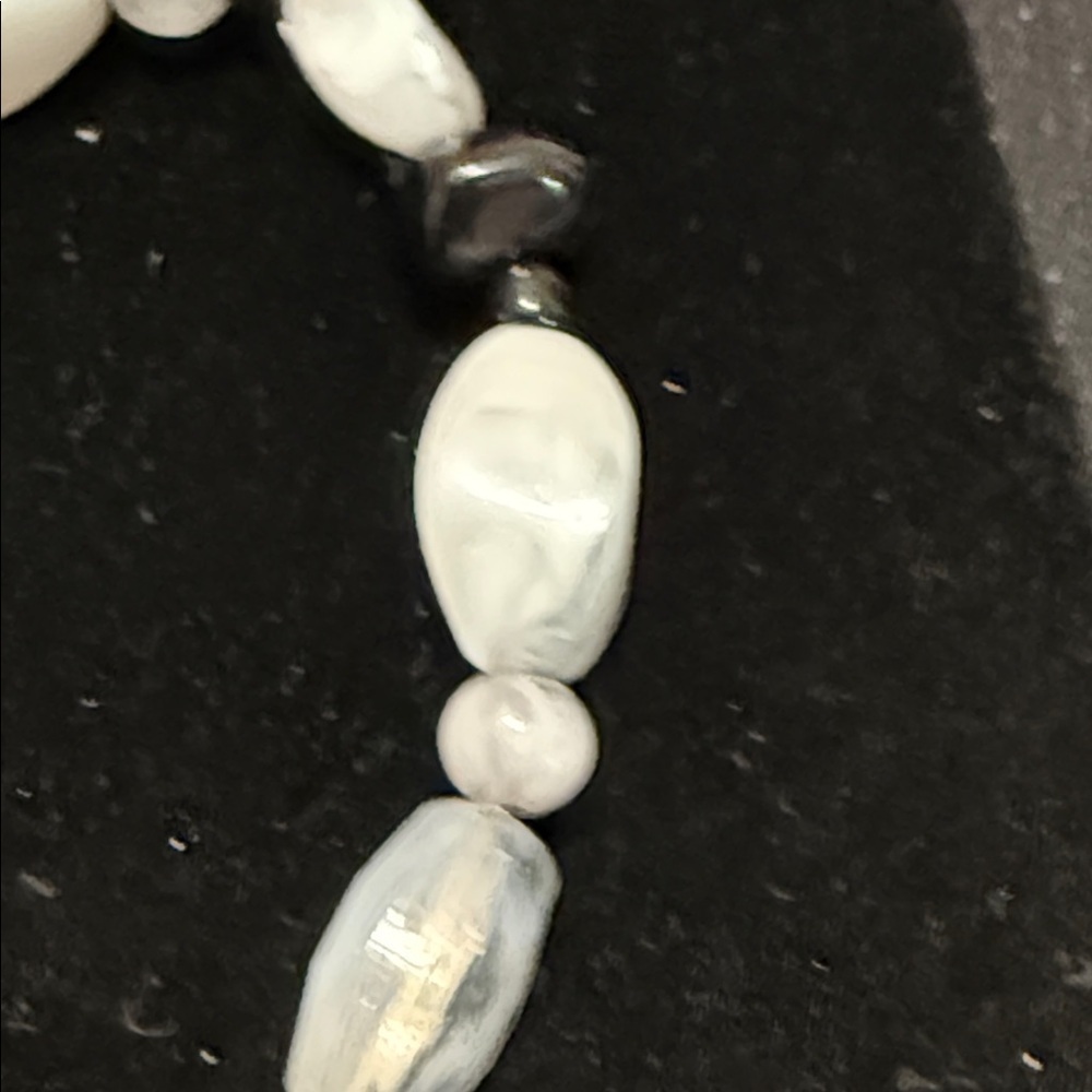 Elegant Black and White Beaded Bracelet - Picture 2 of 3
